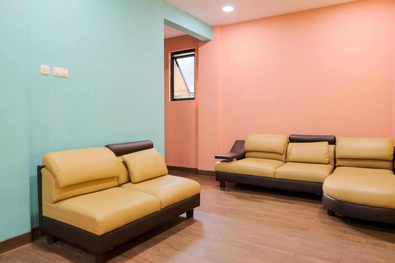 Reddoorz Plus Near Taman Anggrek Mall Yakarta Exterior foto